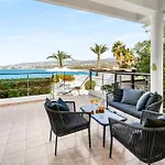 Beachfront Mare With Jaccuzi And Infinity Pool