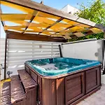 Beachfront Mare With Jaccuzi And Infinity Pool ヴィラ *
