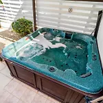Beachfront Mare With Jaccuzi And Infinity Pool