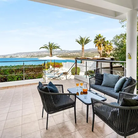 Beachfront Mare With Jaccuzi And Infinity Pool