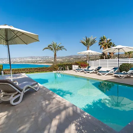 Beachfront Mare With Jaccuzi And Infinity Pool