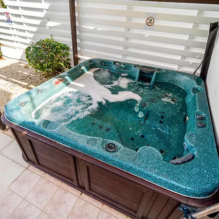 Beachfront Mare With Jaccuzi And Infinity Pool